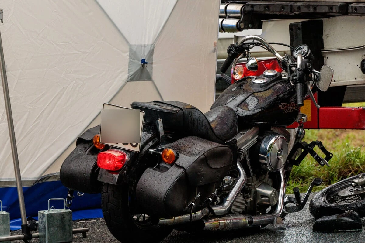 Motorrad kracht auf A3 in Lkw-Anhänger: Fahrer stirbt an Unfallstelle