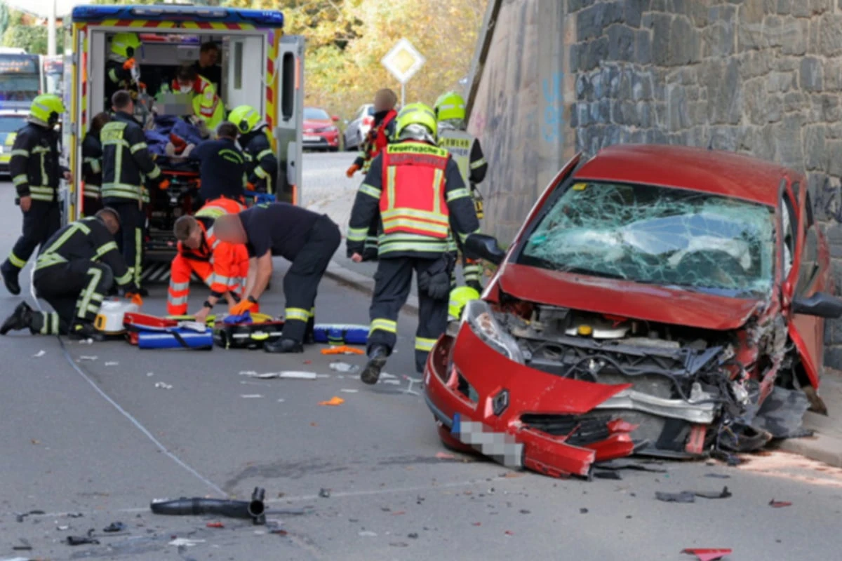 Renault kracht gegen Brückenpfeiler: 95-Jähriger stirbt in Klinik