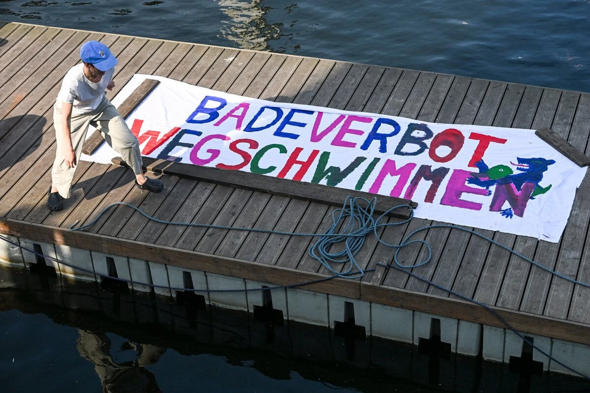 Mitschwimm-Demo in Berlin: Demonstranten gehen aus Protest in der Spree baden