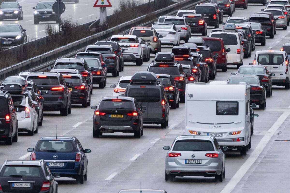 Feuerwehreinsatz auf A61: Fahrzeug in Flammen, Autobahn gesperrt!