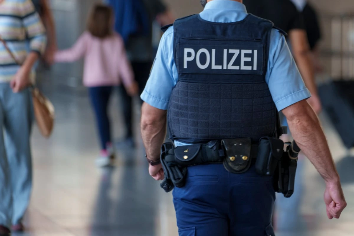 Knochenbruch! Mann beißt am Flughafen einen Polizeibeamten