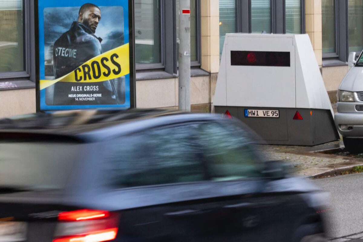 Dresdens Superblitzer steht jetzt vor Brücke: Hier tappen Raser in die Falle!