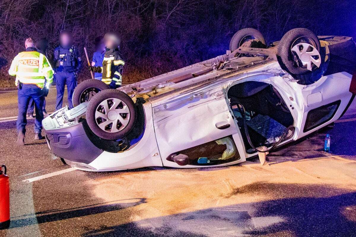 Unfall bei Wendemanöver auf Bundesstraße: Dacia überschlägt sich, Fahrer verletzt