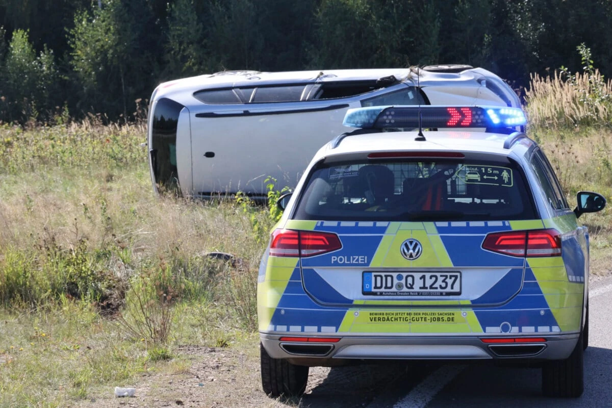 Totalschaden am Kreuz Chemnitz: VW-Fahrer überschlägt sich