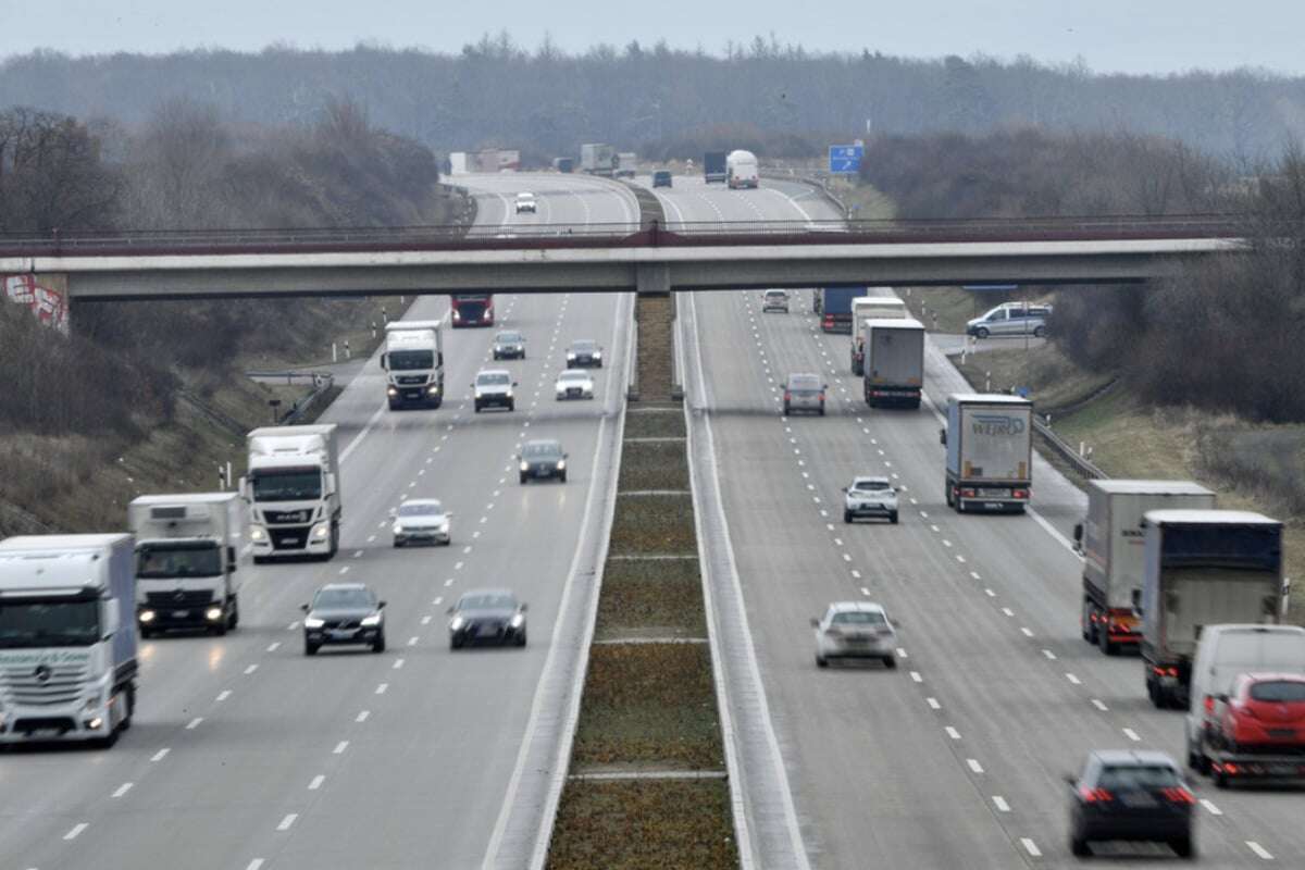 Schwerer Unfall auf A4 bei Erfurt: Transporter mit Familie knallt in Lkw