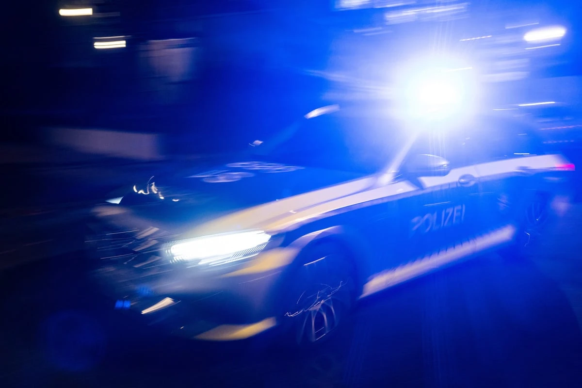 Streit unter Ex-Paar im Auto eskaliert: 20-Jähriger greift ins Lenkrad und zieht Handbremse