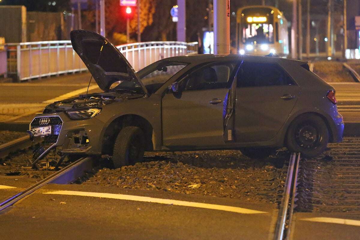 Betrunkener Autodieb rauscht ins Gleisbett von Dresdner Straßenbahn und flüchtet!