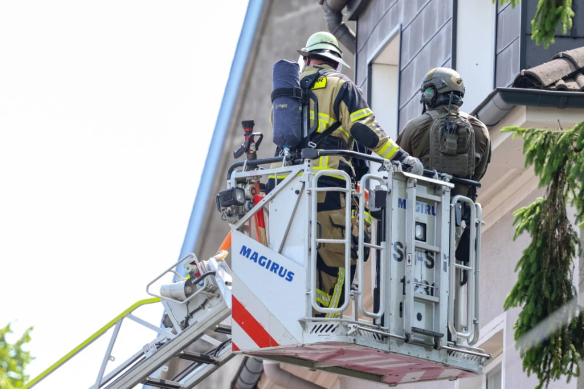 Bewohner riechen verdächtigen Gestank im Treppenhaus, plötzlich steht SEK vor der Tür
