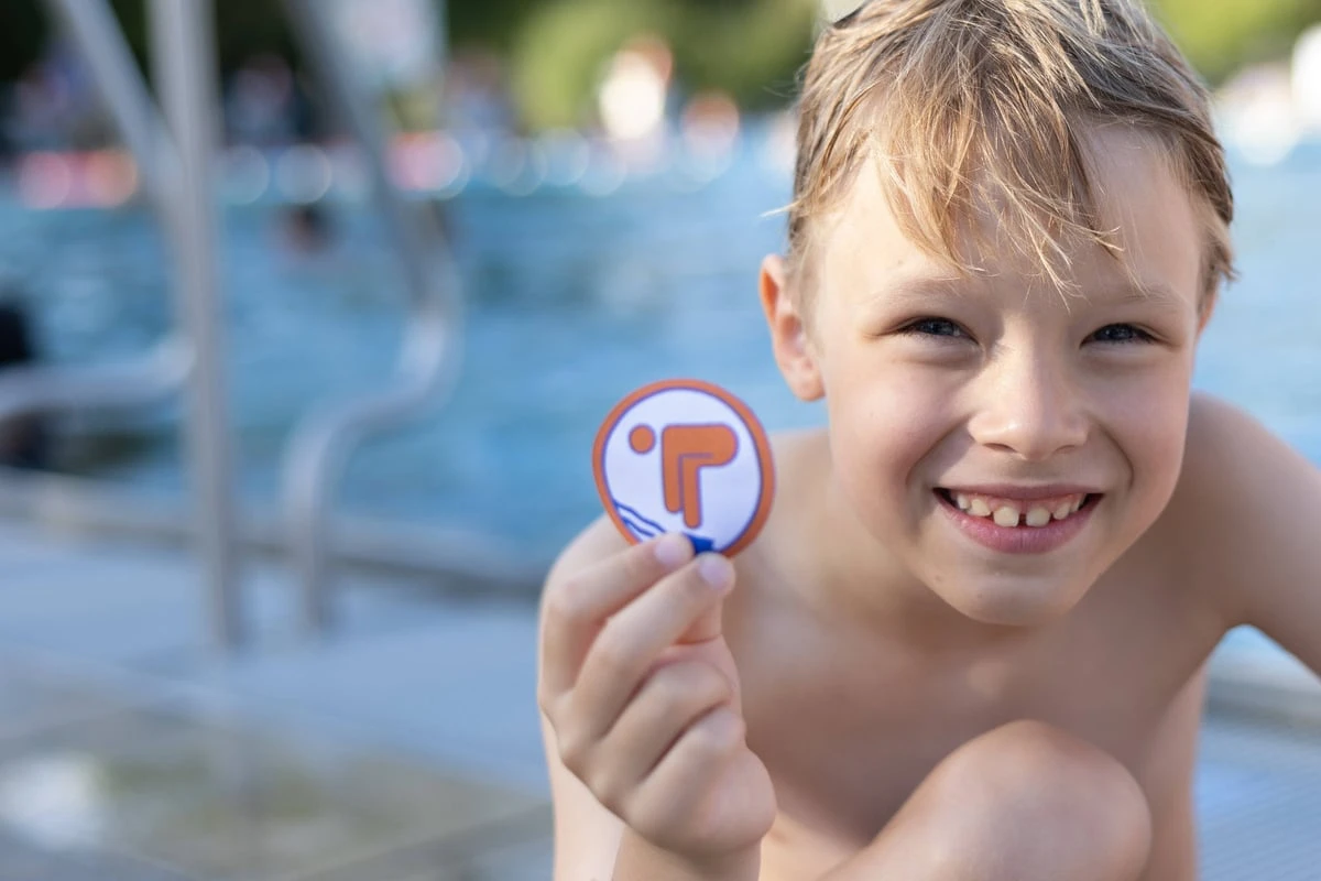 Streit um Zugangsregeln: Dürfen junge Leute nur noch mit Schwimmabzeichen ins Freibad?