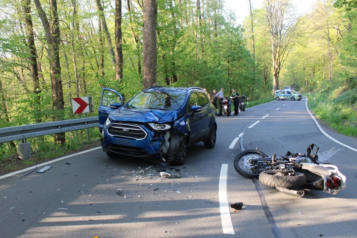 Biker donnert mit seiner Honda in Ford und fliegt übers Autodach auf die Straße