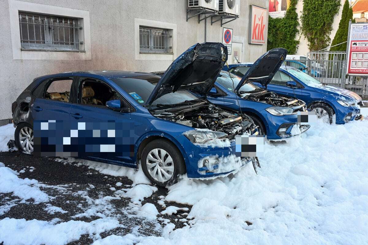 Brandstiftung! Pflegedienst-Autos in Döbeln abgefackelt: Mitarbeiter fassungslos