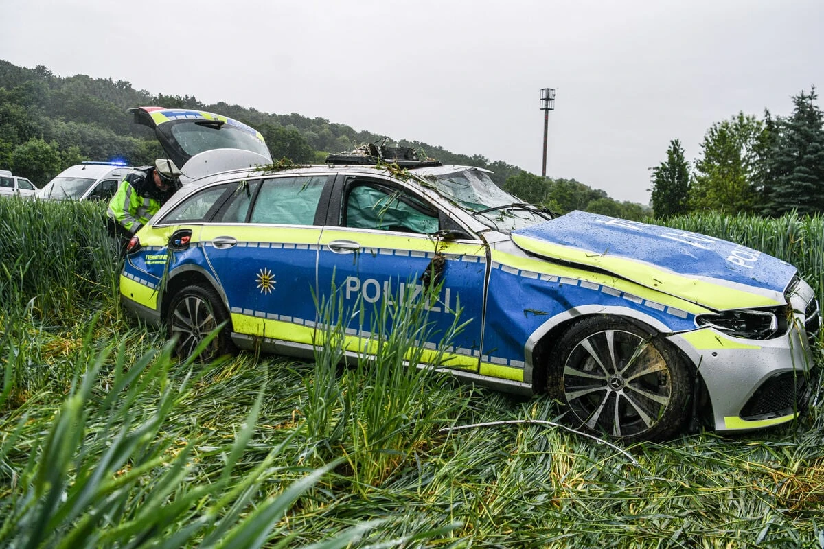 Polizeistreife überschlägt sich mehrfach bei Einsatzfahrt: Zwei Beamte verletzt