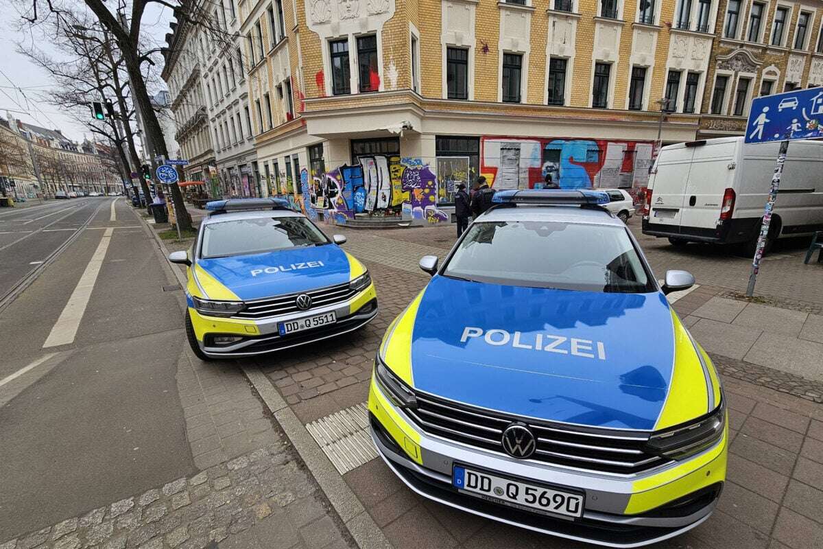 Flüssigkeit und komischer Geruch: Polizei und Feuerwehr durchsuchen Leipziger Gebäude