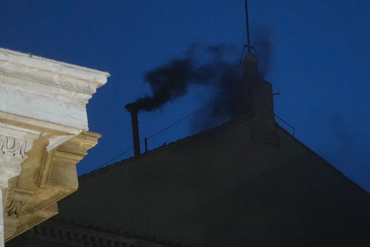 Papst-Wahl: Konklave läuft, Schwarzer Rauch steigt am Abend erstmals auf