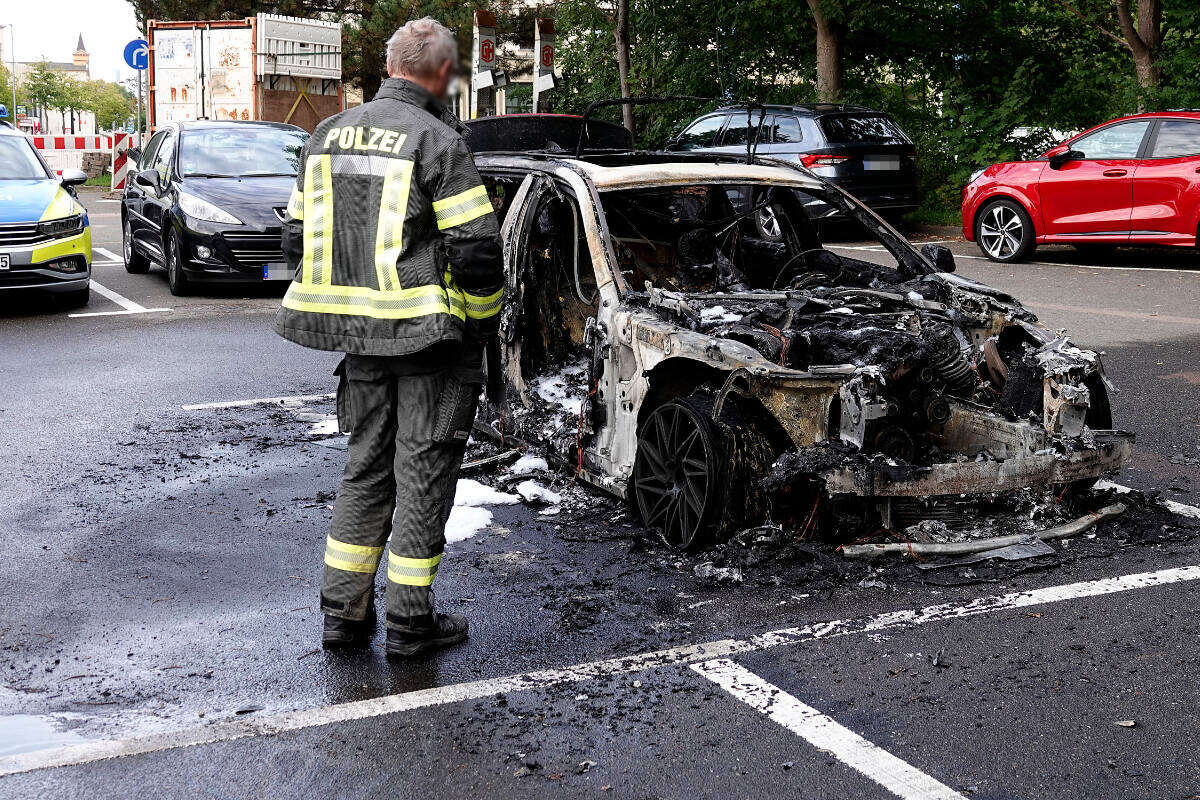 Erneut Autobrand in Chemnitz: BMW fackelt auf Parkplatz ab