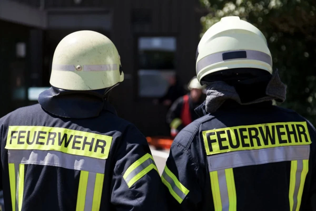 Container brennt in Werkhalle: Erste Löschversuche scheitern