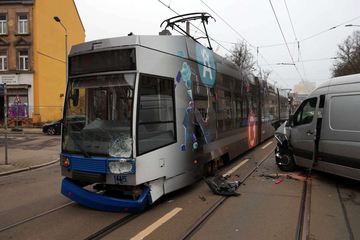 Transporter kracht gegen Straßenbahn: Sperrung nach Unfall im Leipziger Norden