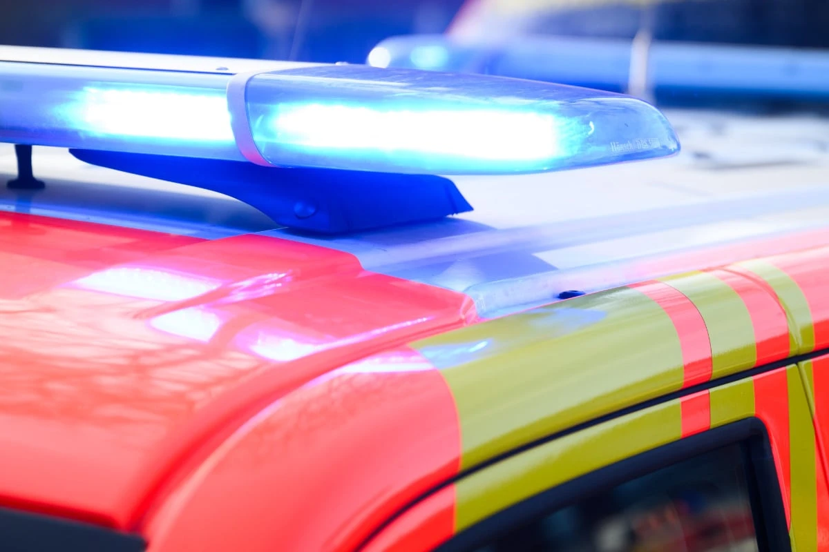 Sturz von Balkon im sechsten Stock: Junge verliert Kampf um sein Leben