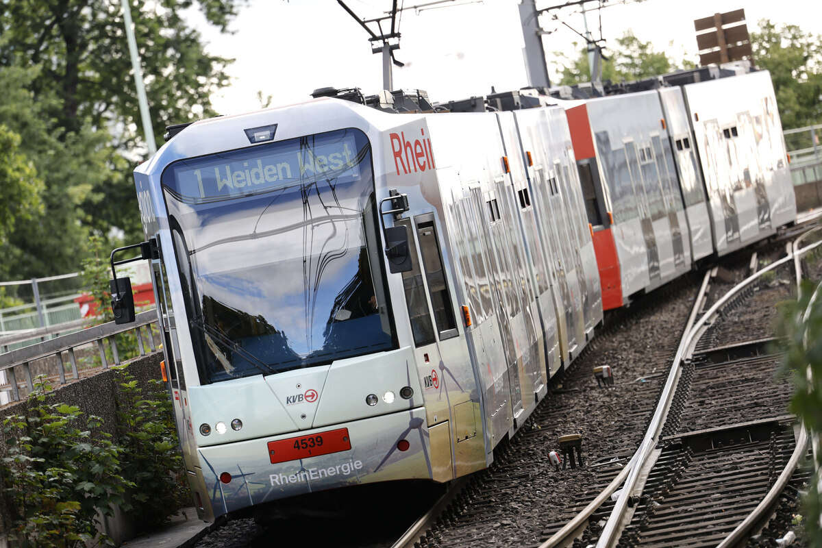 Radfahrer fährt über Rot und wird von Stadtbahn erfasst