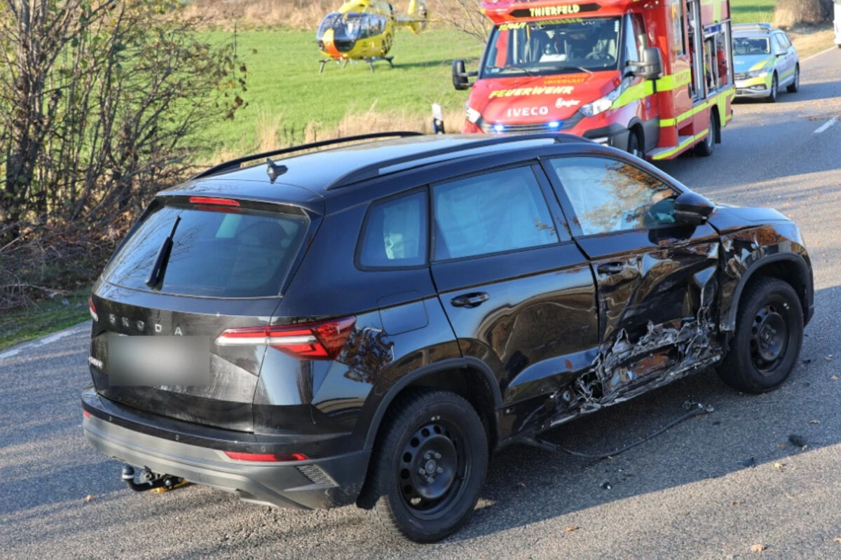 Unfall auf Autobahnzubringer: VW und Skoda krachen zusammen