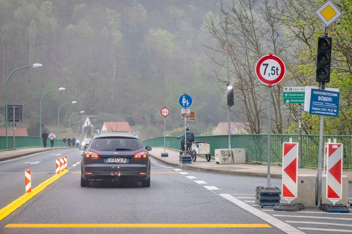 Neues Verbot, dafür Rad-Freigabe: Was es jetzt auf der Elbbrücke von Bad Schandau zu beachten gilt