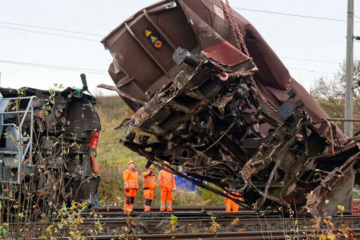 Wichtige Strecke nach Zugunfall weiter dicht, sechs entgleiste Wagen werden geborgen