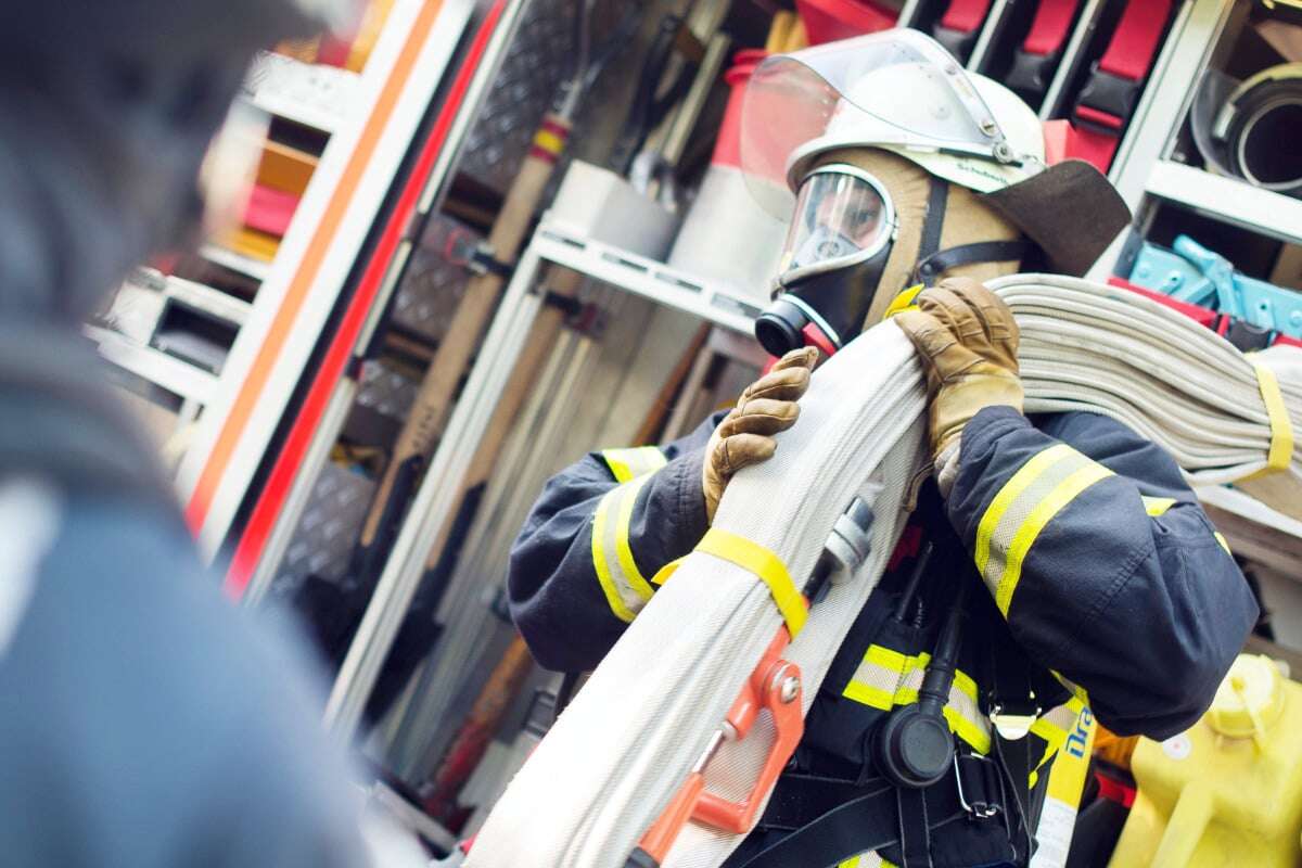 Brand in Berg am Laim: Feuerwehr rettet Menschen aus Haus, Frau in Klinik gebracht