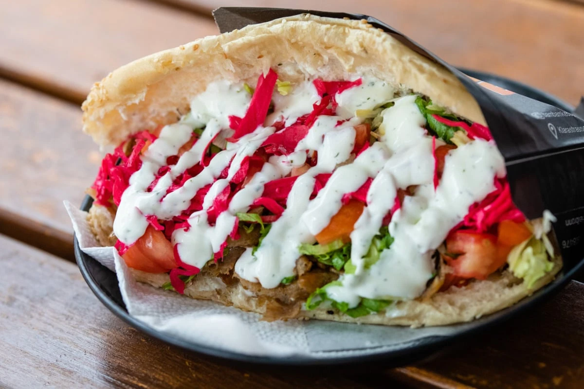 Kurioser Prozess: Seelsorger liefert Döner in Knast, doch Inhalt ist zu 