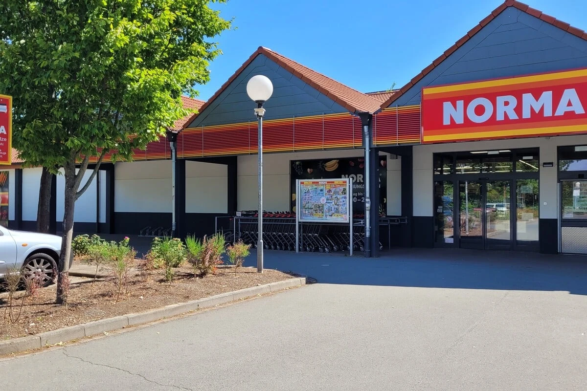 Mit vorgehaltener Waffe: Mann raubt Leipziger Supermarkt aus und flüchtet mit Rad