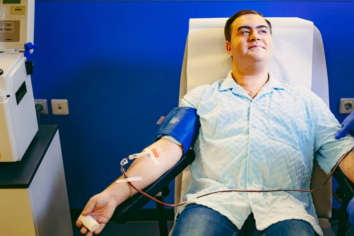 Nico spendet für das schnelle Geld 168-mal Blutplasma: 
