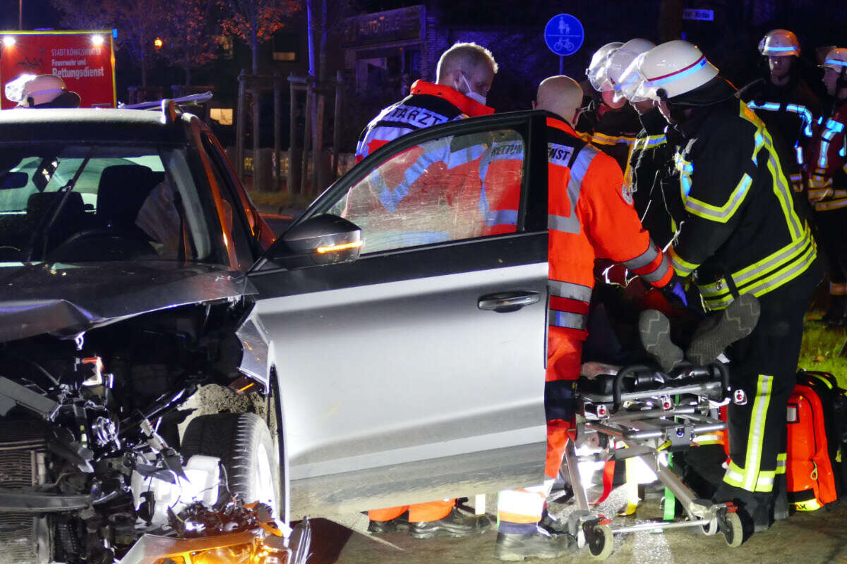 Skoda donnert frontal in Lexus: Fahrer klemmt in Wrack fest - drei Personen verletzt