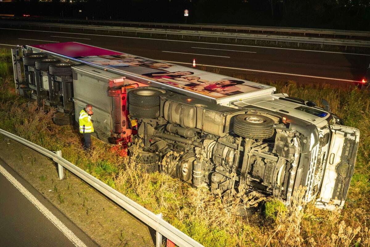 Einsatz am Schkeuditzer Kreuz: Lkw gerät außer Kontrolle und kippt um