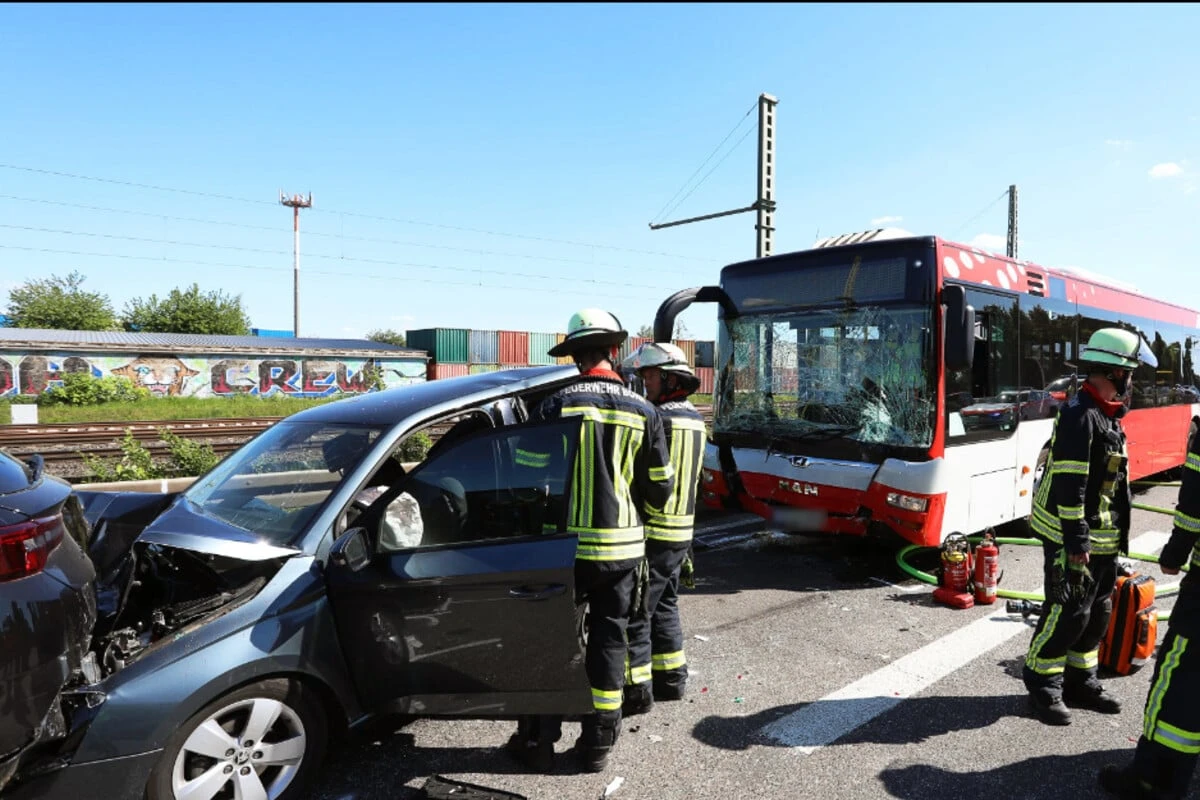 Unfall mit mehreren Fahrzeugen: Linienbus kracht ungebremst in Stauende