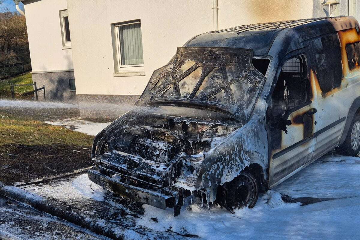 Transporter steht plötzlich im Hof in Flammen, Feuerwehr verhindert Schlimmeres