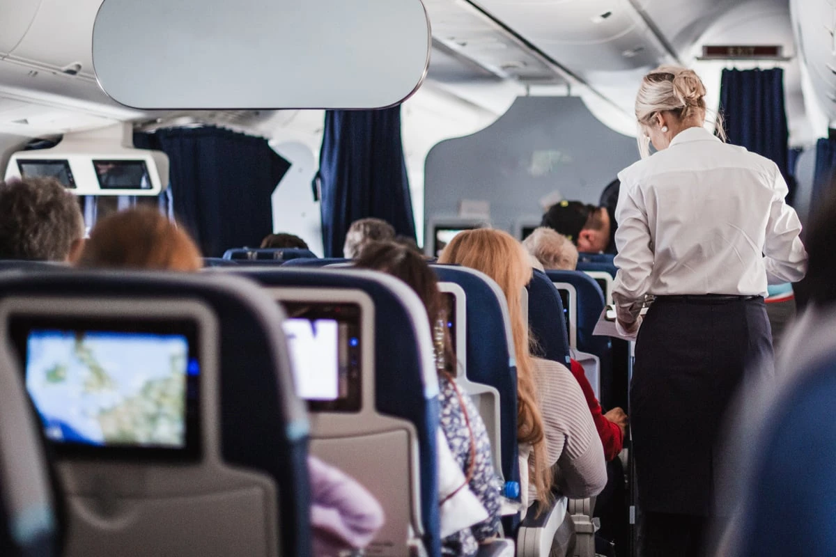 Mit heißem Kaffee übergossen: Teenager verklagt Airline auf 660.000 Euro