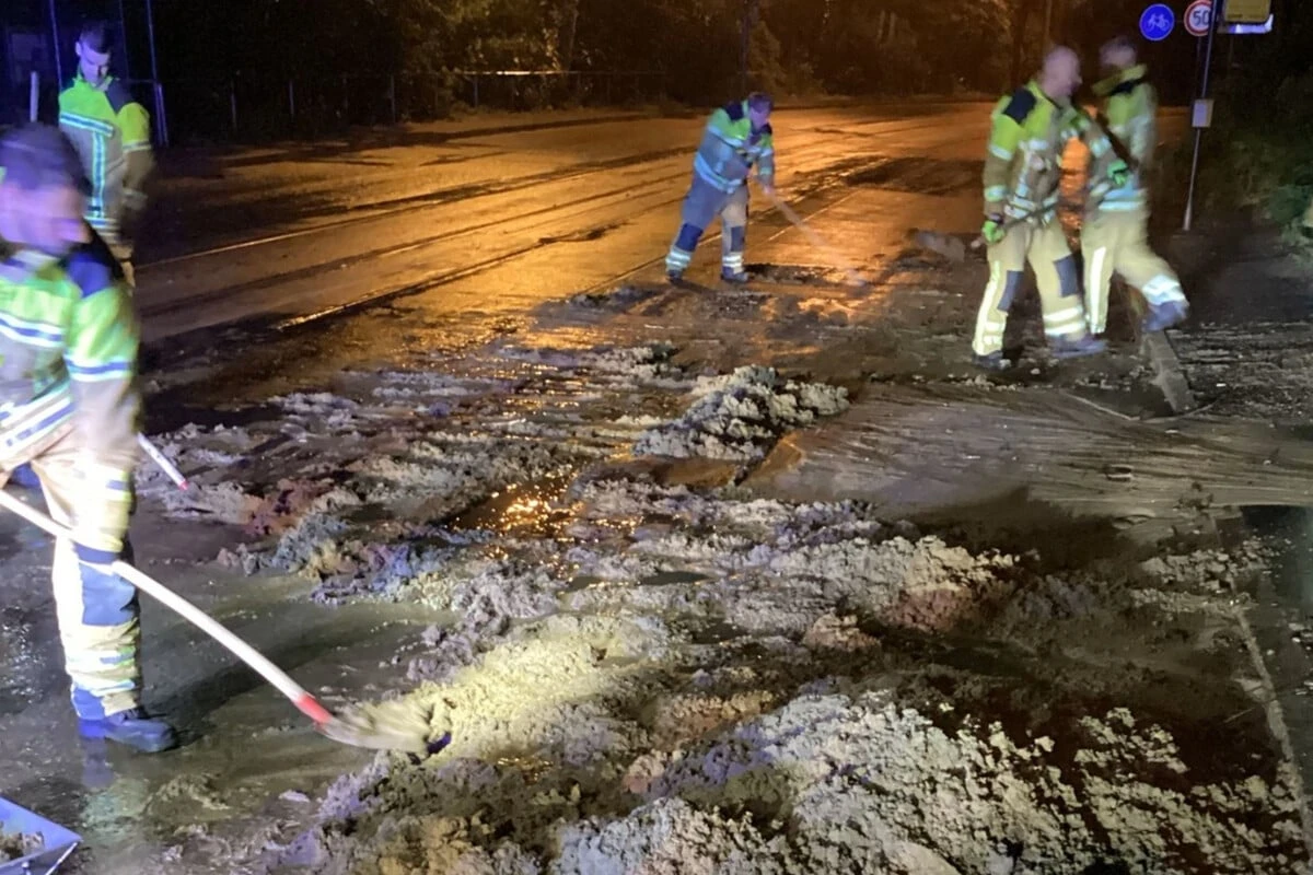 Starkregen zieht über Dresden hinweg: Feuerwehr muss Straßen von Geröll befreien