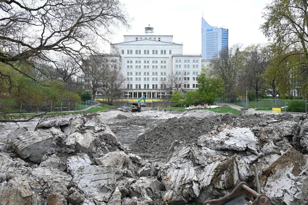 Riesige Schlamm-Berge in Leipzig: Handelt es sich hier wirklich noch um einen Teich?