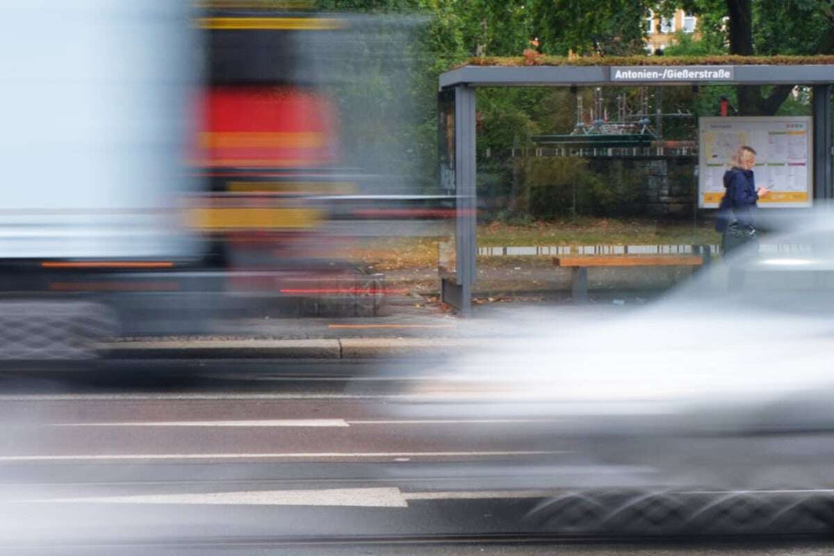 Versuchte Tötung an Leipziger Haltestelle: 45-Jährige in Lebensgefahr!