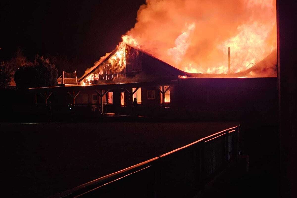 Feuer zerstört Vereinsheim und Equipment: Einsturzgefahr