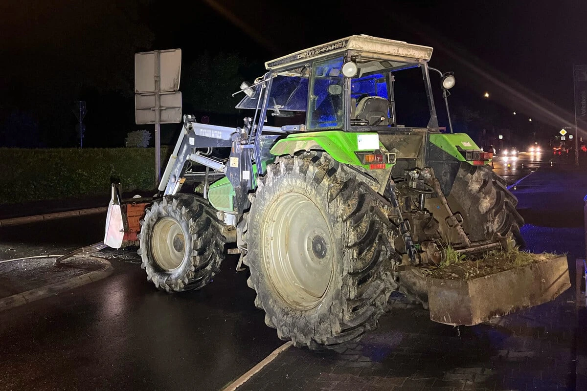 Betrunkener Traktorfahrer baut Unfall: Mitfahrer schwer verletzt