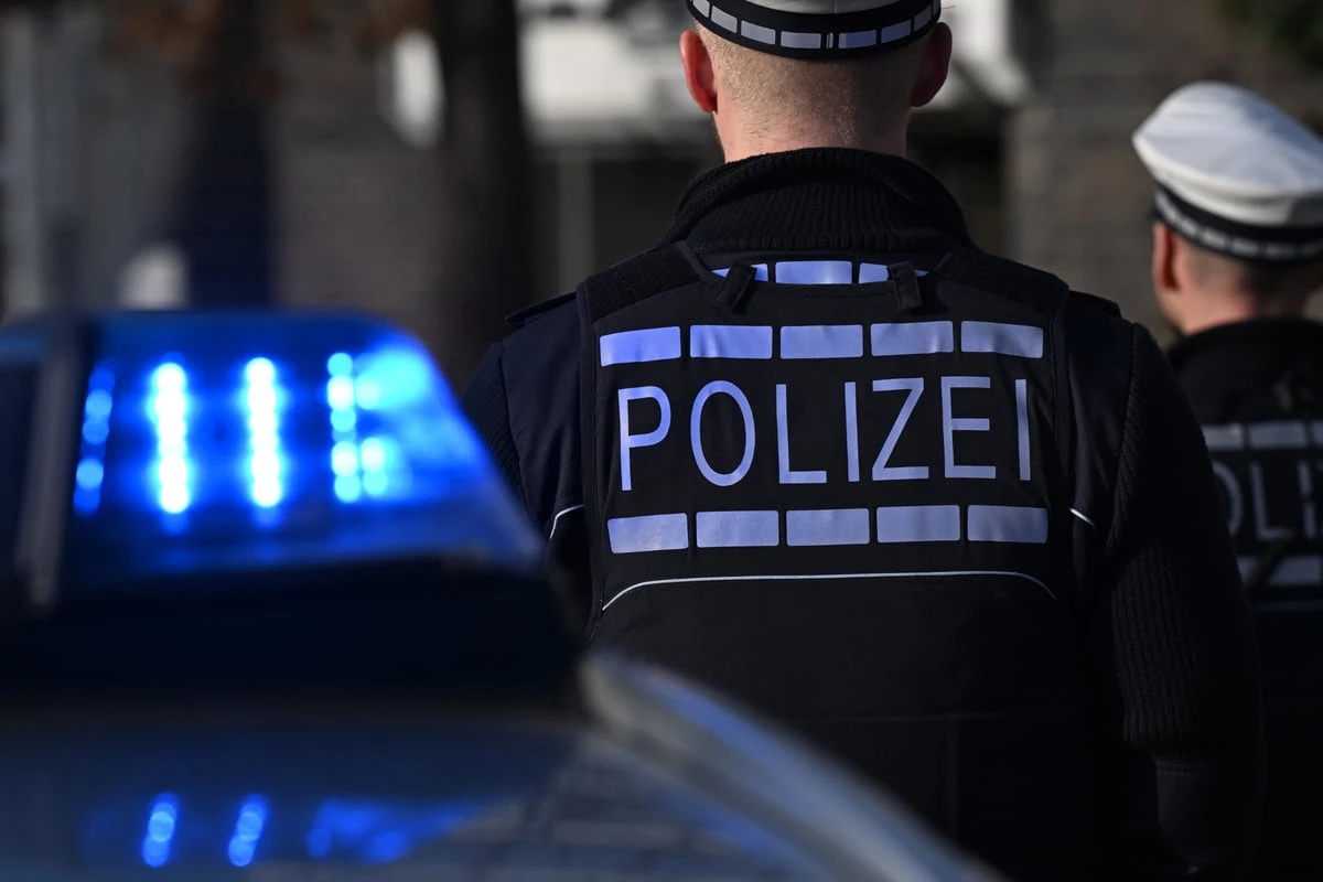 Frau von Messer-Mann attackiert: Polizisten greifen in letzter Sekunde ein
