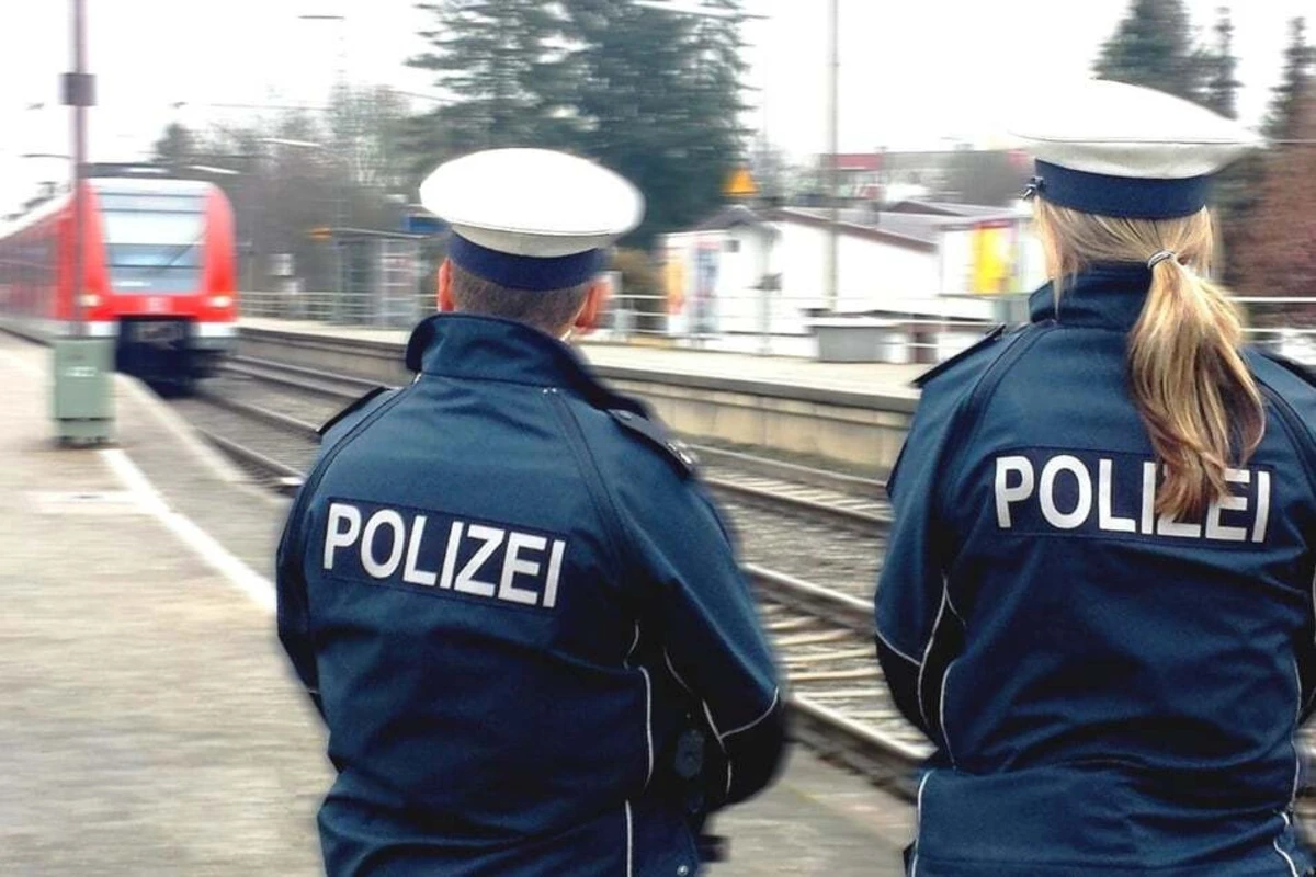 Zoff bei Zug-Kontrolle: Kinder und Schaffner mit Messer bedroht, Passagiere fliehen