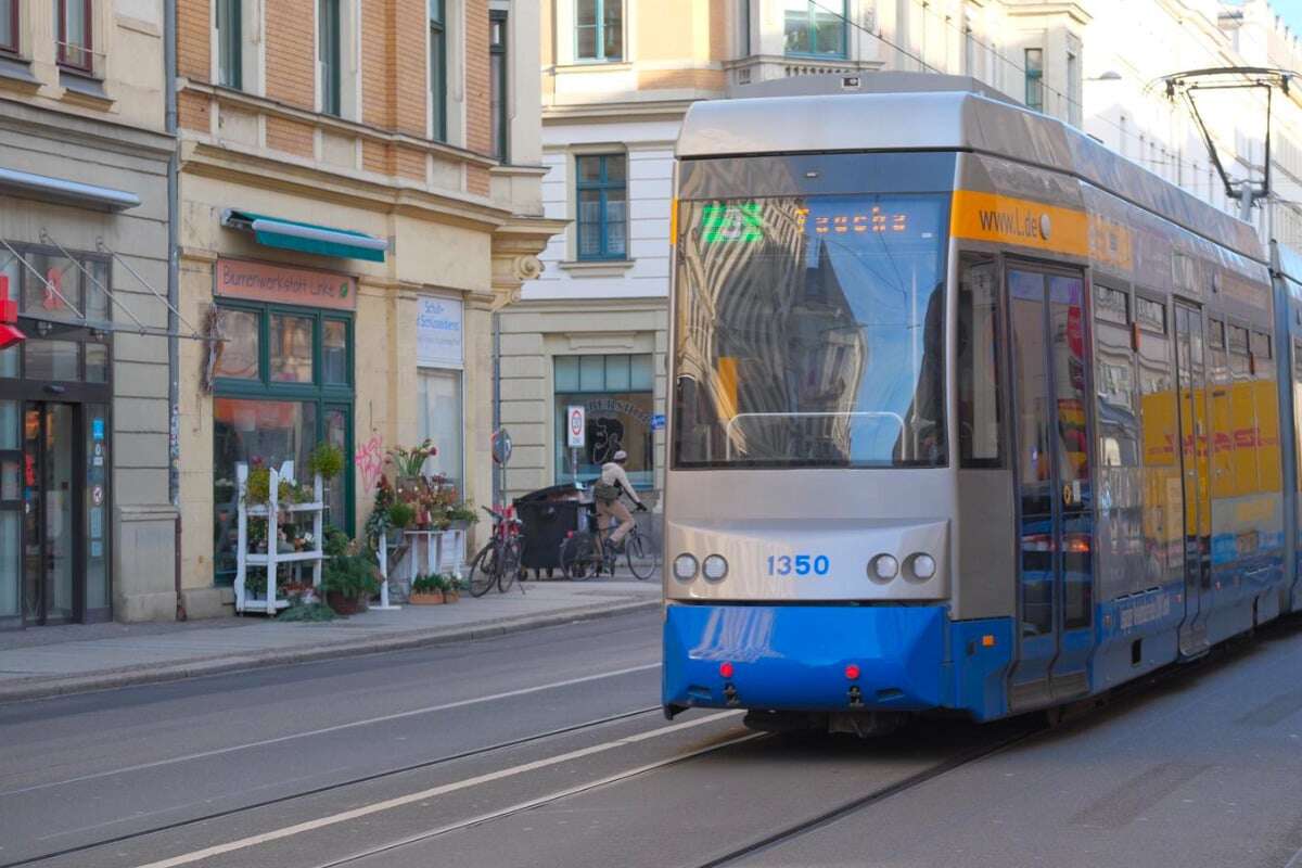 Er wollte Straßenbahn bekleben: Frankfurt-Fan vor Pokalspiel von Tram umgefahren