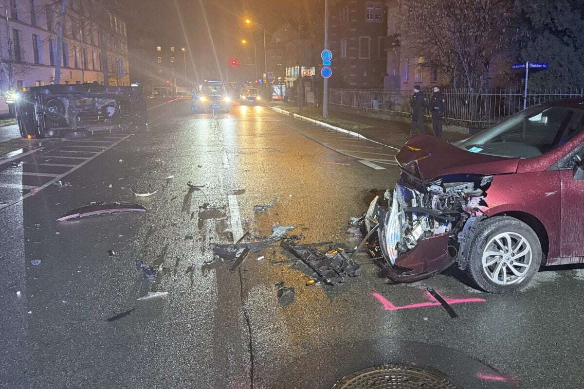 Totalschaden in Dresden-Striesen: Autos krachen zusammen, mehrere Verletzte