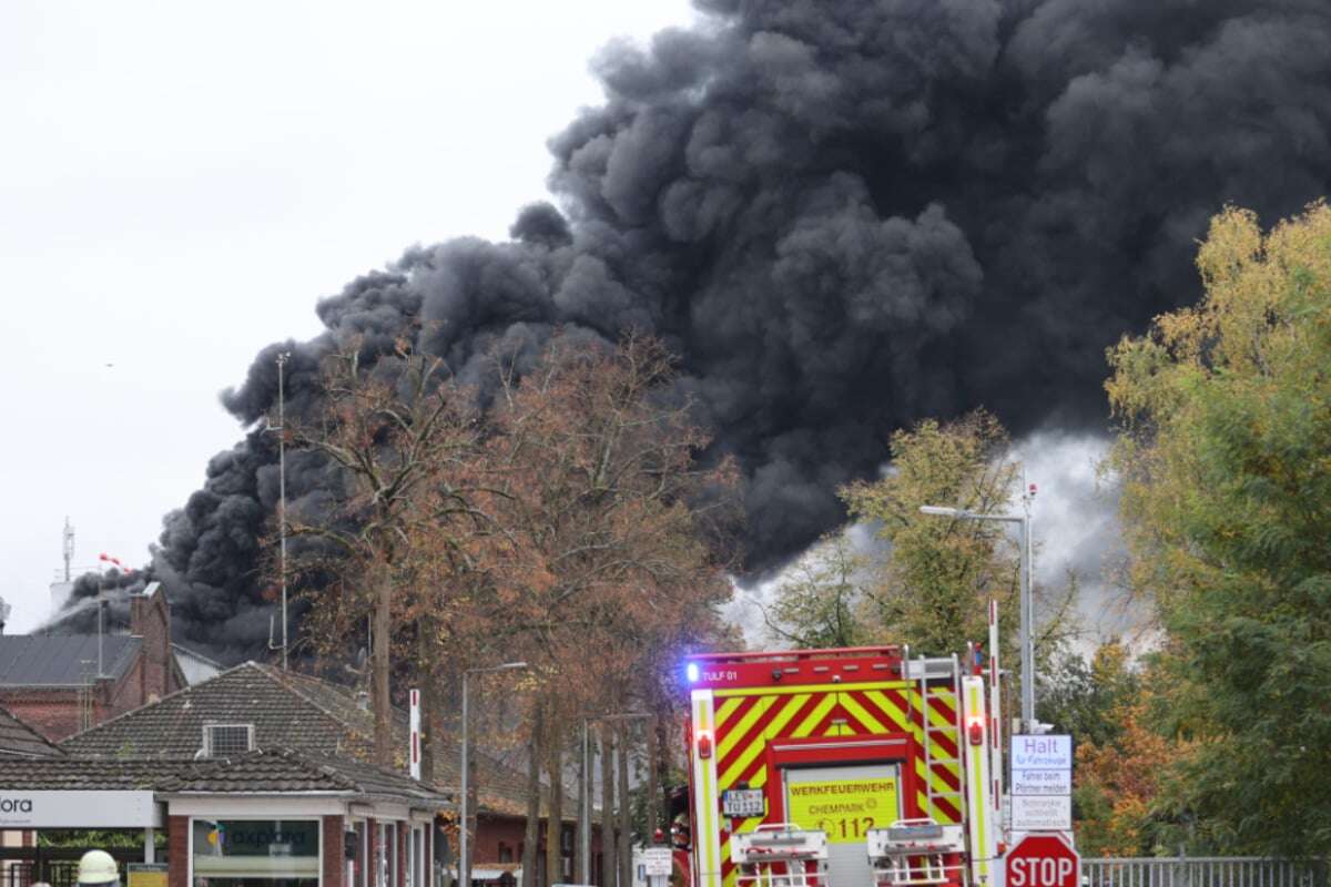 Großbrand bei Chemiefirma: Feuer gelöscht! Stadt gibt Entwarnung