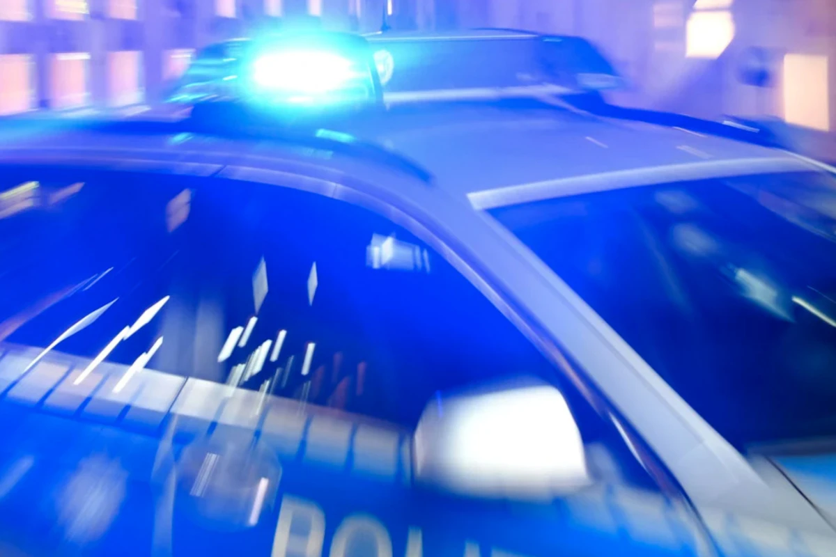 Total besoffener BMW-Fahrer kracht gegen mehrere Häuser: Zwei Personen schwer verletzt