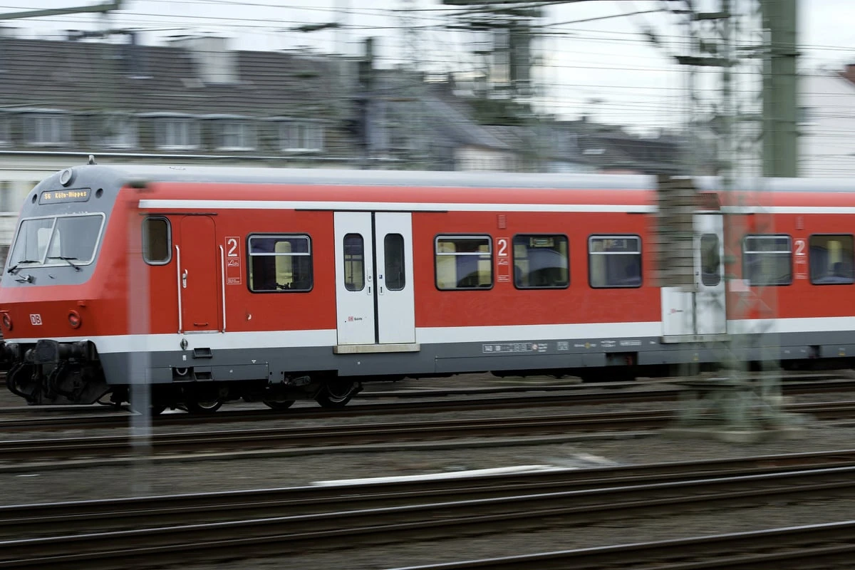 16-Jähriger mit lebensgefährlichen Verletzungen auf Zugdach entdeckt: Ist er auf der S-Bahn gesurft?