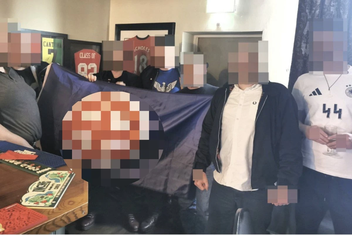 Mit Hakenkreuztorte und Hitlergruß: Neonazis feiern Geburtstag des Diktators in Kneipe
