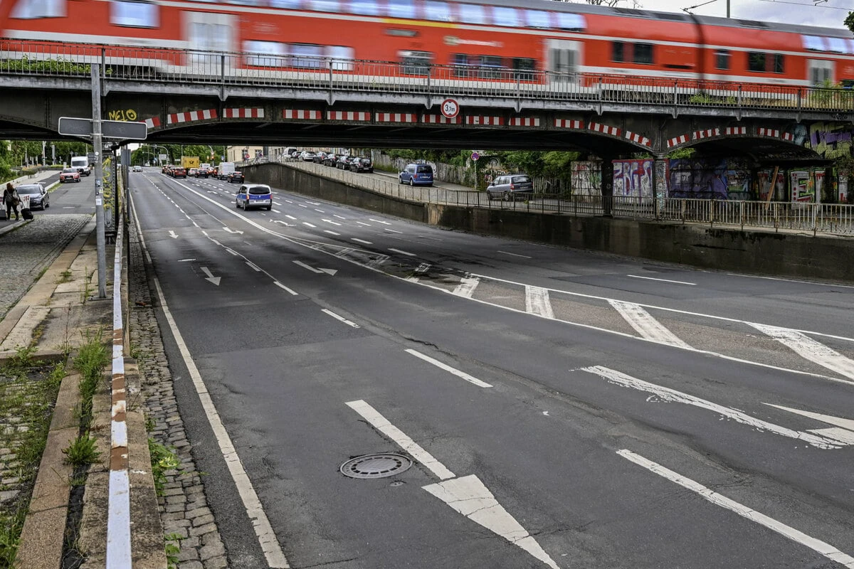 Transporter-Fahrer verursacht mehrere Unfälle und bleibt unter Brücke stecken