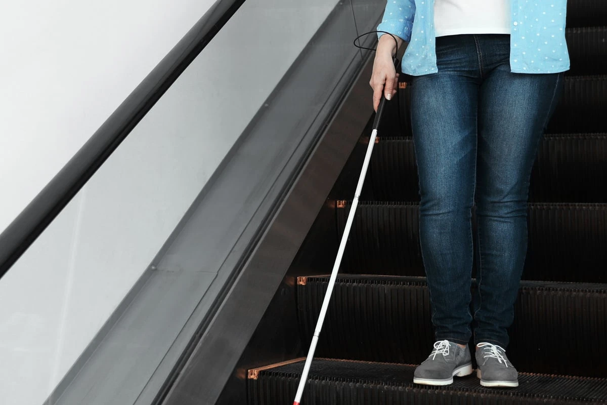 Blinde Frau bittet am Bahnhof um Hilfe und erlebt das pure Grauen